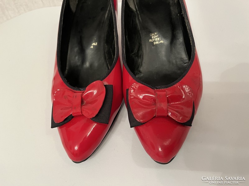 Retro red bow lacquer shoes