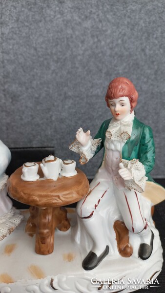 Vintage barokk figurák, porcelán csipkével a ruhákon, gyönyörű darab kedves hangulattal