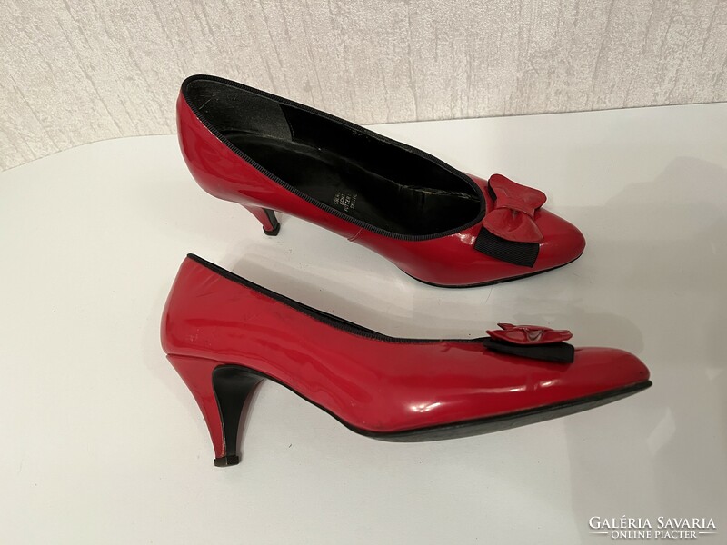 Retro red bow lacquer shoes