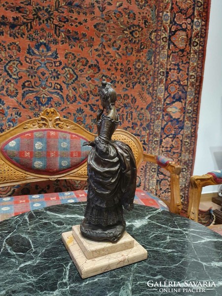 Queen Sissi?? Bronze statue. Very nicely done. Unfortunately, there is no signature on it. 35cm high.