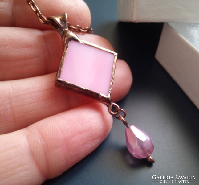 Kézműves rózsaszín üvegmedál csepp formájú gyönggyel