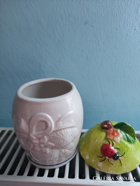 Ceramic honey with strawberry ladybug; offering jam.