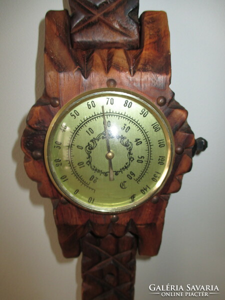 Carved clock-shaped temperature and humidity meter