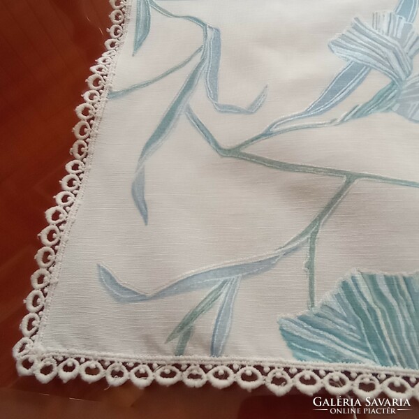 Blue patterned tablecloth, table center 80 x 86 cm