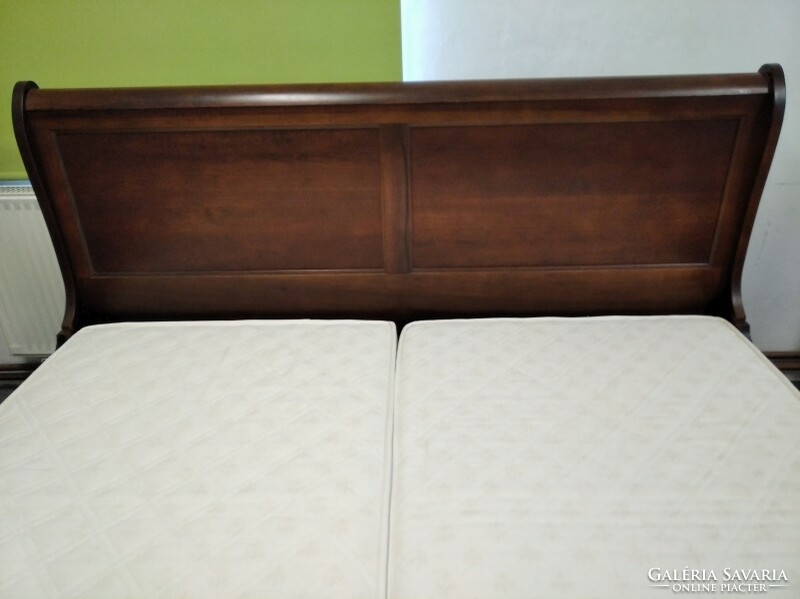 Solid wood curved king size + size bed in beautiful condition with 190 x 200 cm lying surface