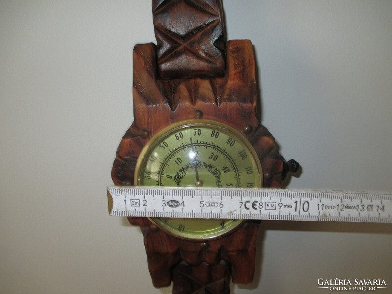 Carved clock-shaped temperature and humidity meter