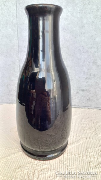 Vintage sötétkék, irizáló mázas kerámia váza, nyílásának szélén apró lepattanás (fotó)