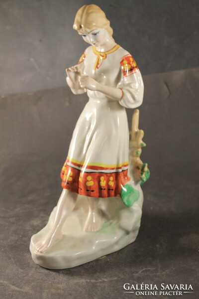Porcelain girl in folk costume 640