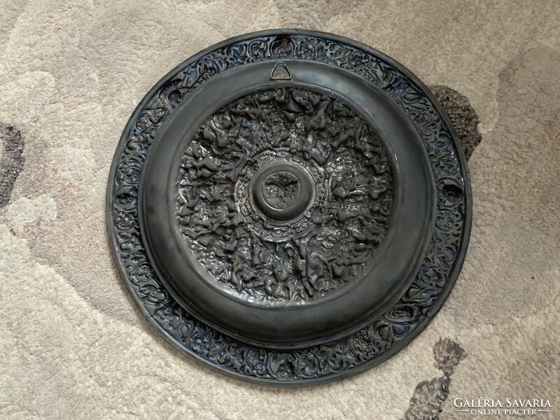 Ókori csatajelenetes réz falidísz tányér, nagyméret 890 g.