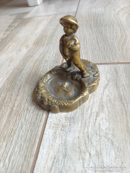 Pazar régi réz gyűrűtartó tálka pisilő fiú szoborral I. (8,3x6,5x7,8 cm)