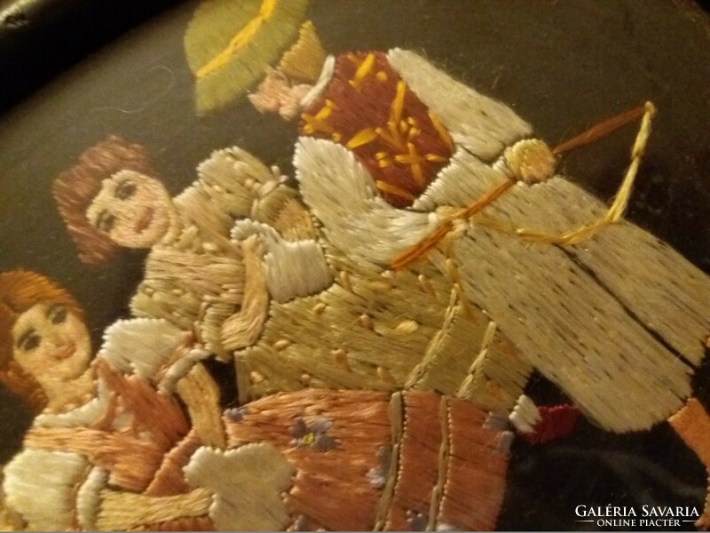 Antik biedermeíer hímzett bársony SELYEM népi jelenetes ovális falikép 29 x 19 cm a képek szerint