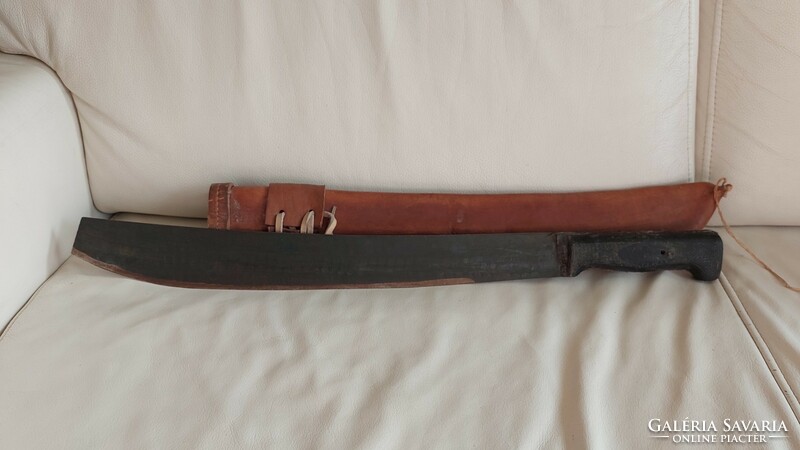 Mambi machete in leather case