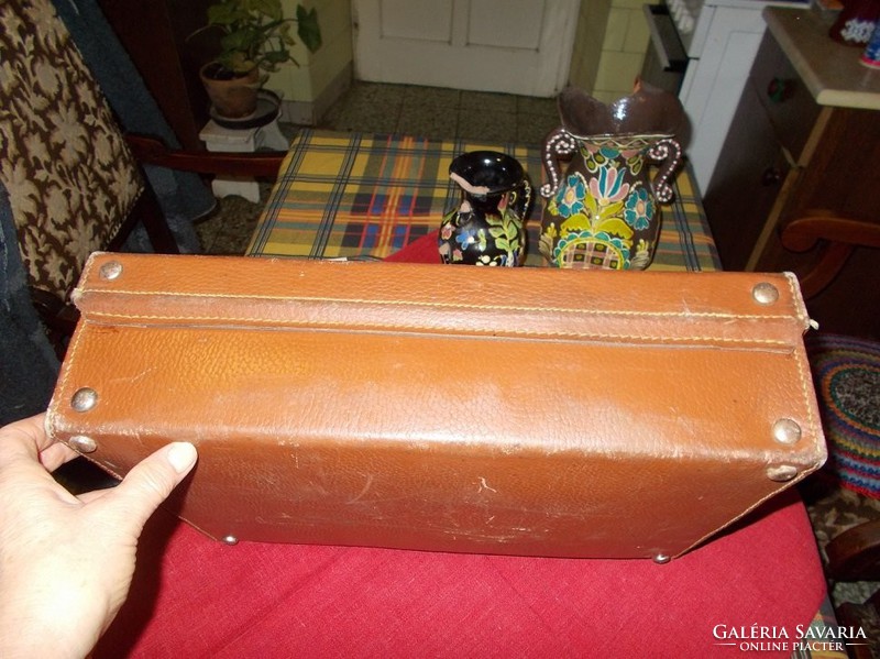 Eredeti bőrből készült kis bőrönd