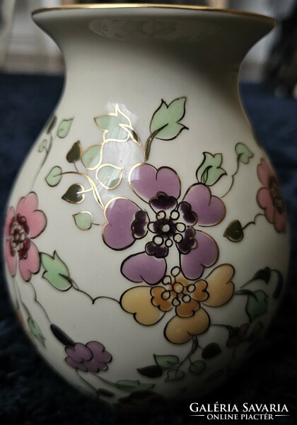 Zsolnay kézzel festett, aranyfuttatott, pillangós/virágos, 13 cm-es váza, jelzett.