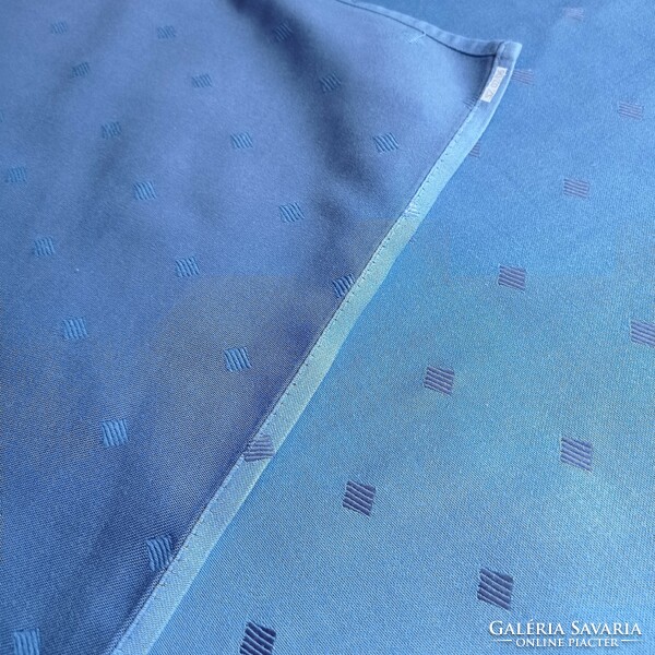 Kékszínű, modern mintás damaszt asztalterítő 130 x 125 cm