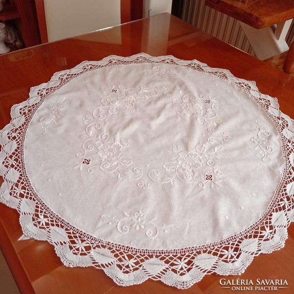 Antik fehér, hímzett, csipkével díszített asztalterítő, 71 cm az átmérője