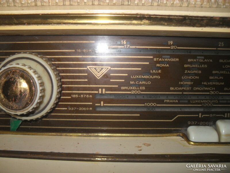 Vadásztölténygyár R946F rádió
