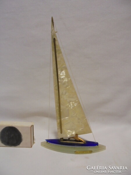 Retro " Balatoni emlék " vitorlás, szuvenír - kagyló, plexi - nagy méret 19,5 cm