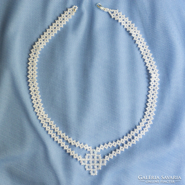 White pearl casual necklace