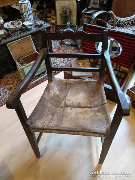 Gondolkodó szék, karfás keményfa szék, 19. századi faragott háttámla, egész szék kézi faragás lehet