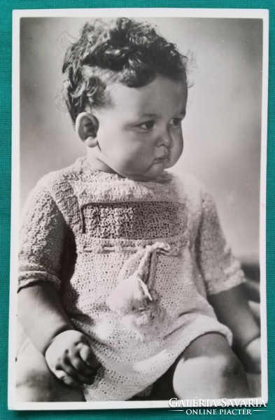 Régi fotó, göndör hajú kislány kötött ruhában, postatiszta képeslap