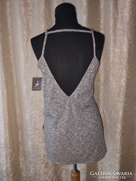 Atmosphere thin-knit top with longer straps at the back. Labeled. S