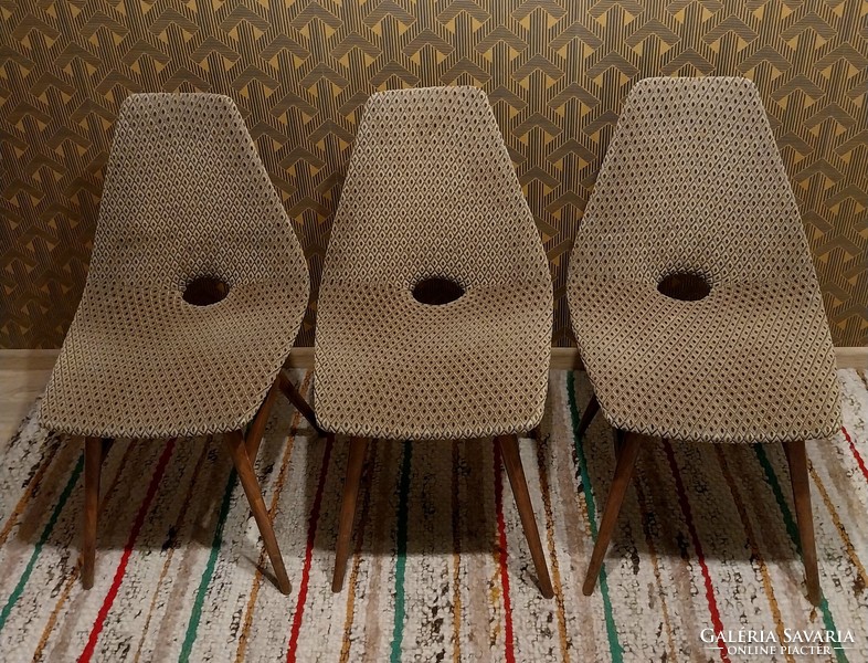 3 "Erika" szék egyben.