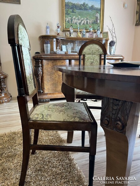 A XIX.század végén  készült bútorok, tálaló,vitrin,asztal,3 szék,fotel,csillár falikarokkal