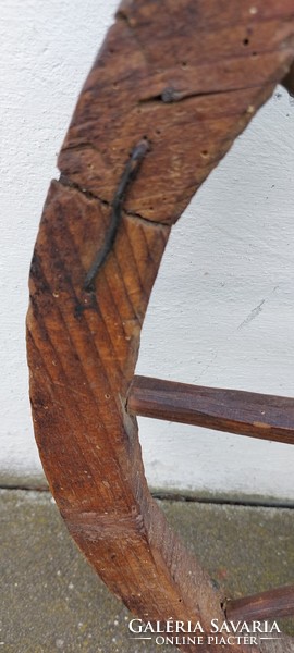 Falusi dekoráció ,fali dísz ! Régi, antik fa lovas szekér kerék fellelt állapotban,átmérő :60 cm