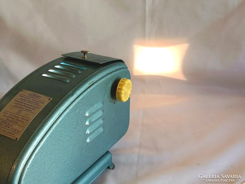 Retro slide projector + 25 slides