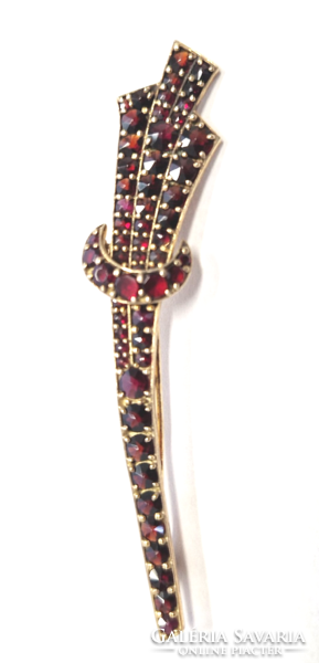 Garnet pendant with shooting star motif