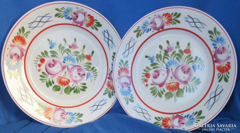 2 Raven House porcelain wall plates, marked, diameter 18 cm