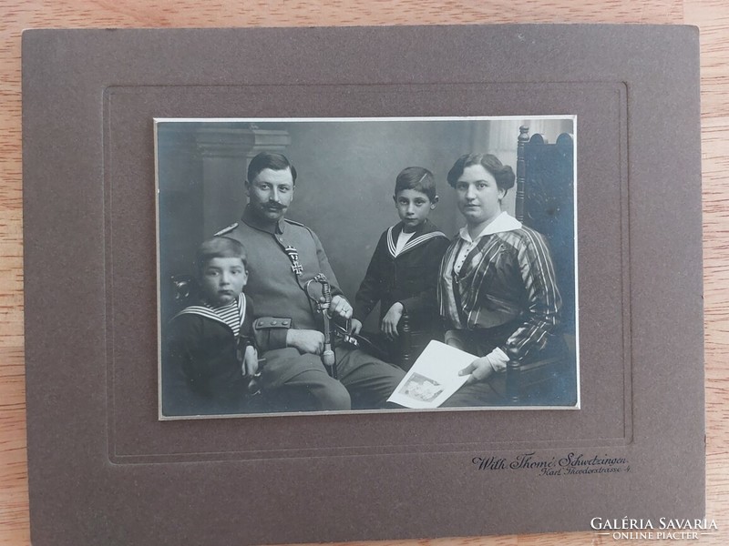 (K) Német katona és családja művészi fotó