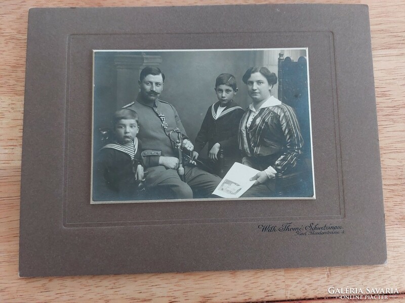 (K) Német katona és családja művészi fotó