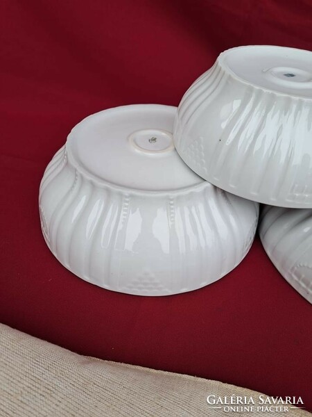 Gyönyörű Zsolnay Fehér porcelán  pogácsás tál tálak pörköltes levesestál nosztalgia darab