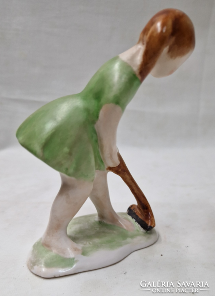 Bodrogkeresztúri Gereblyéző lány kerámia figura hibátlan állapotban 11,5 cm.