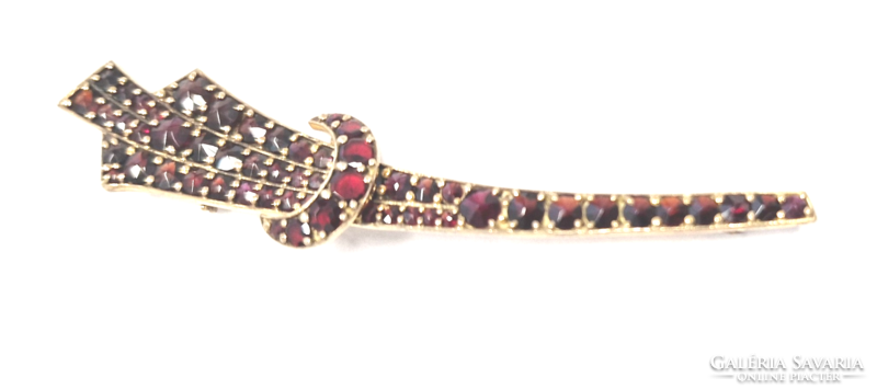 Garnet pendant with shooting star motif