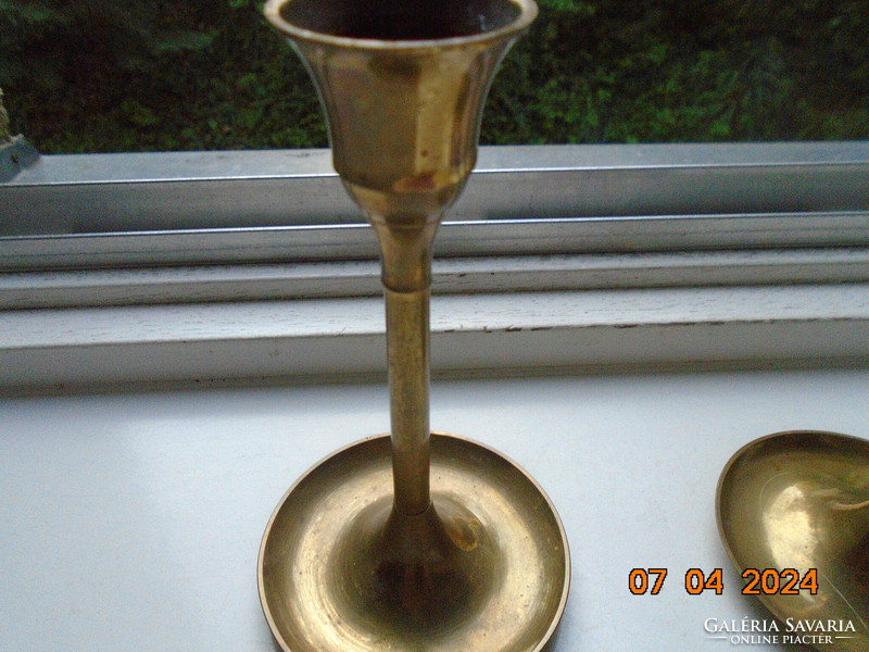 Díszes bronz koppintóval 2 db réz tulipán gyetyatartó széles talppal