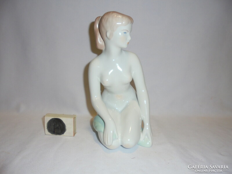 Aquincum porcelán térdelő női akt figura, szobor, nipp - 22 cm