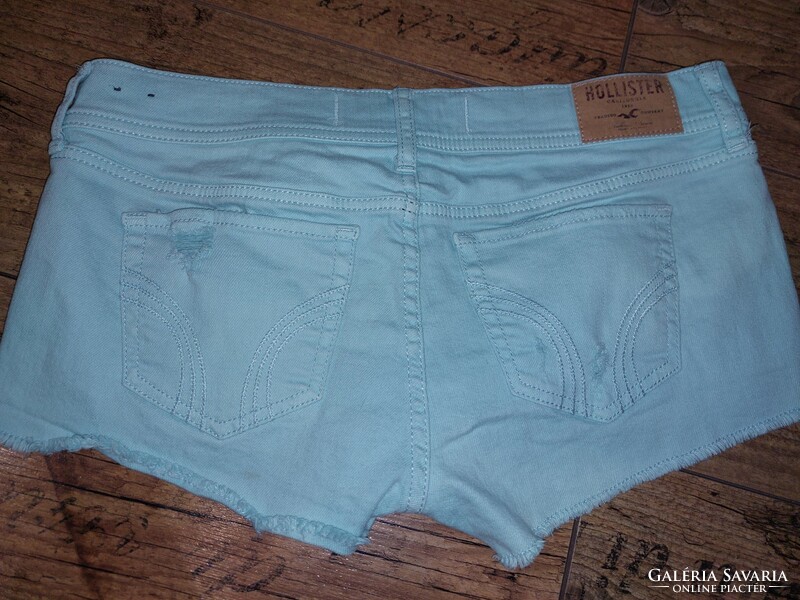 Hollister világoskék farmer short. 27-es Újszerű. Derék:40-44cm, hossz elől:19cm, hátul:25cm.