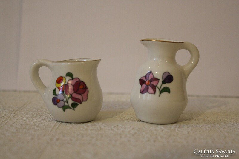 Kalocsa porcelain miniature jugs with flower pattern decor. Hand painted.