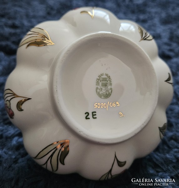 Zsolnay's garlic-shaped flower vase, hand-painted, flawless. Approx. 11.5 cm wide, 7.5 cm high.