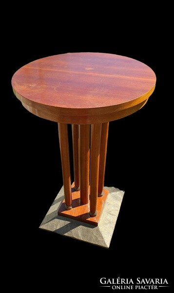 Régi, szecessziós kis asztalka, rézpapucsos lábakkal.Lerakó asztal. Virágtartó. Posztamens.