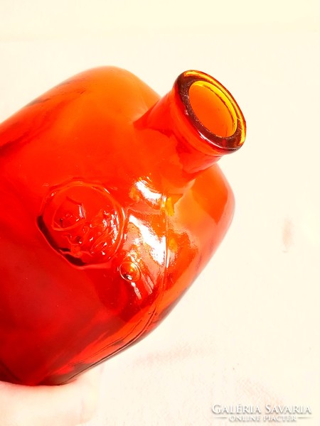 Régi narancs piros színes szögletes öntött üveg italos palack olasz Ditta Fratelli Toro likőr 15 cm