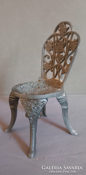 Öntöttvas kicsi szék virágtartó  ALKUDHATÓ egyedi design!