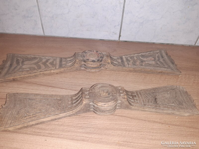 2 Matyó wooden gussaly soles together, with tard and shield symbols