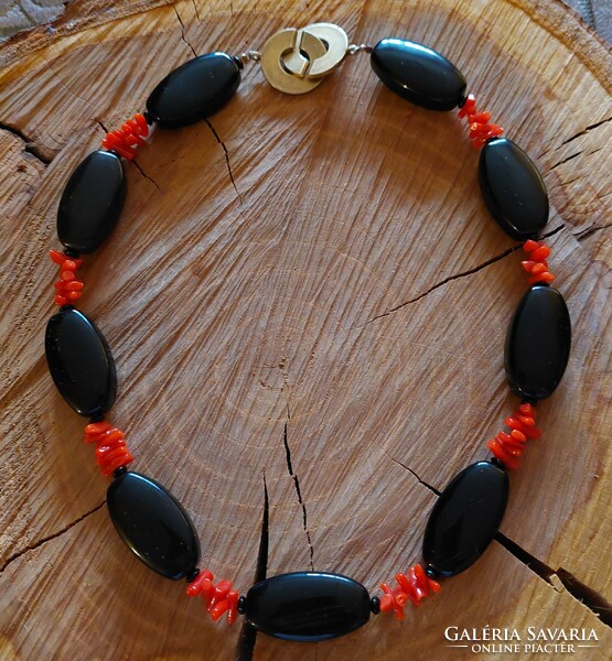 Large-eyed onyx necklace with coral