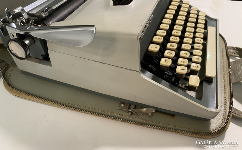 Remington travel writer deluxe 70s typewriter