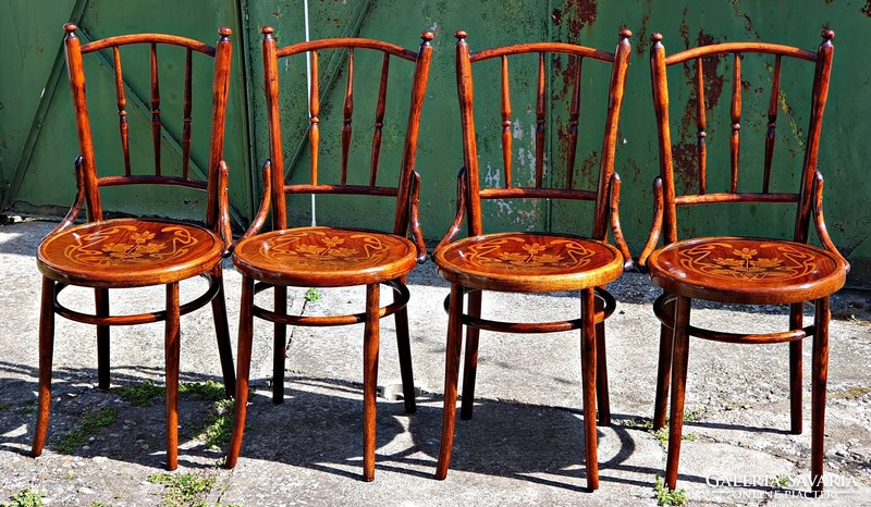 4 Pcs. Beautiful Thonet chair from the beginning of the last century. The 4 pcs. Sold together only.