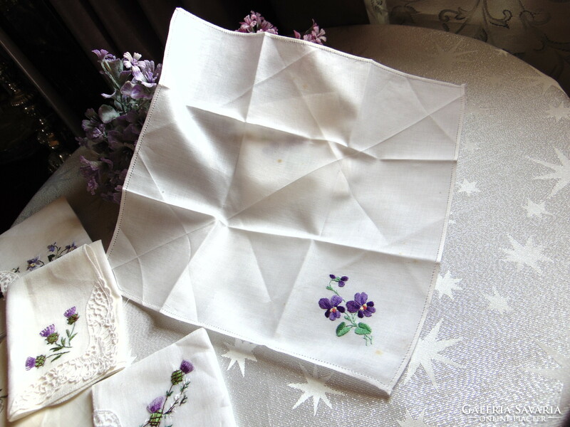 2 textile handkerchiefs embroidered with a bouquet of violets